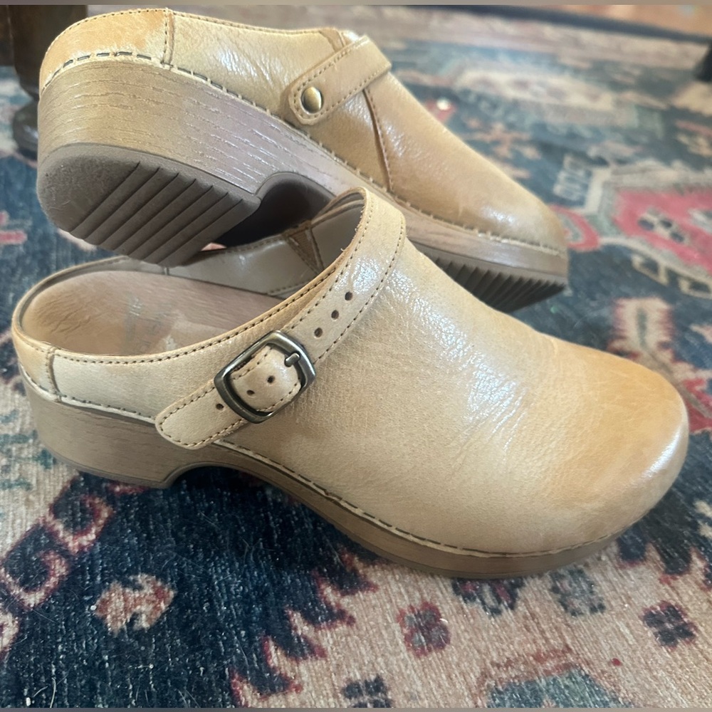 Dansko Berry Clogs in Tan, size 37